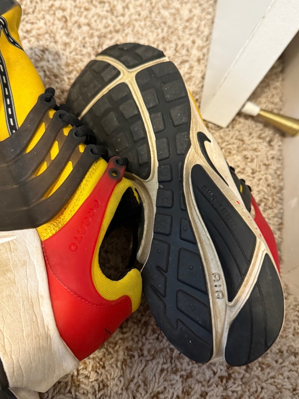 Tennis shoes
